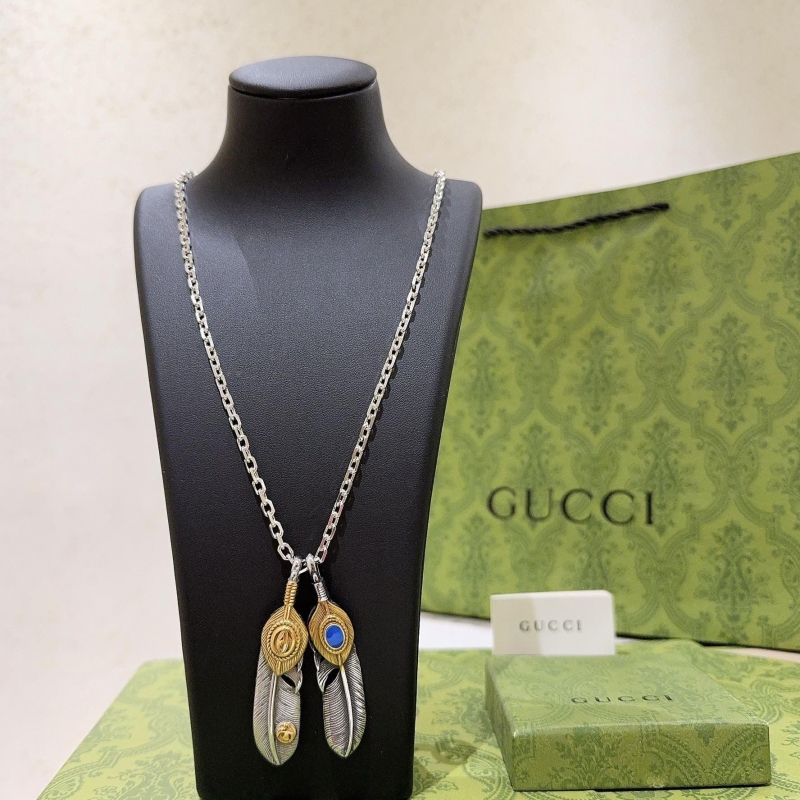 G*u*i necklaces